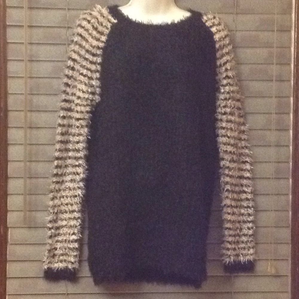 NWT Romeo & Juliet Couture Fuzzy Eyelash Sweater